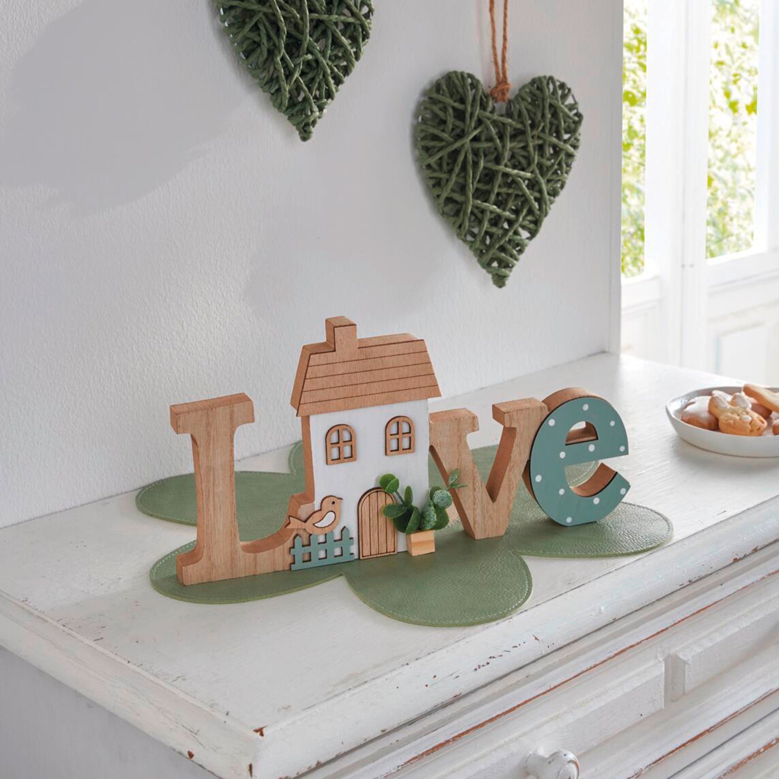 Užrašas "Love su nameliais"